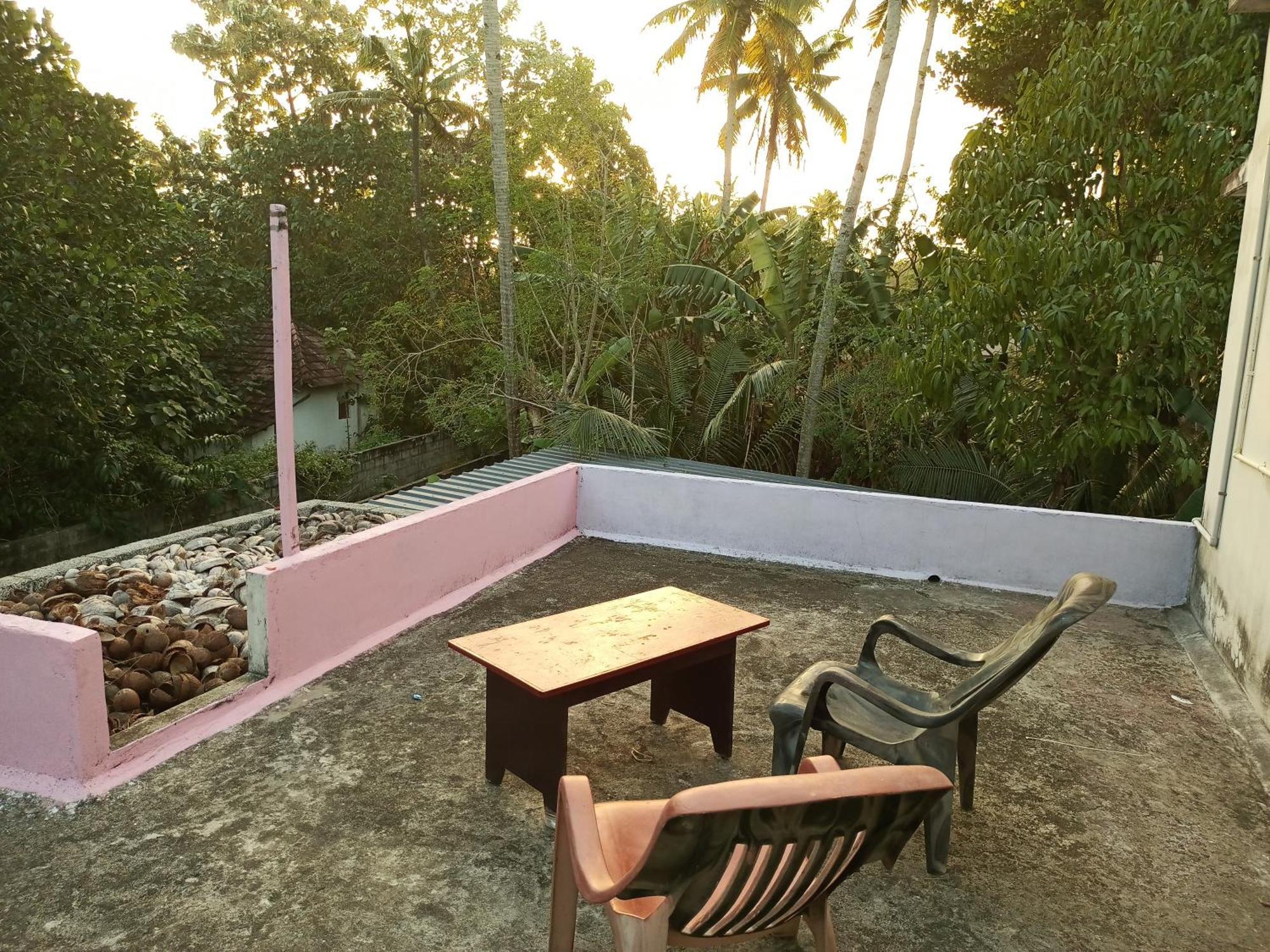 Entire Ac Kitchen Balcony Holiday home *